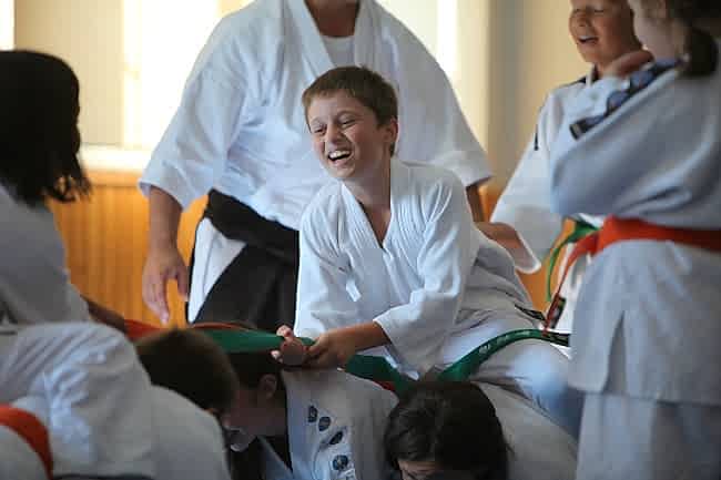 Aikido sanatında çocuklarımızın fiziki bir zarar görme olasılığı oldukça düşüktür